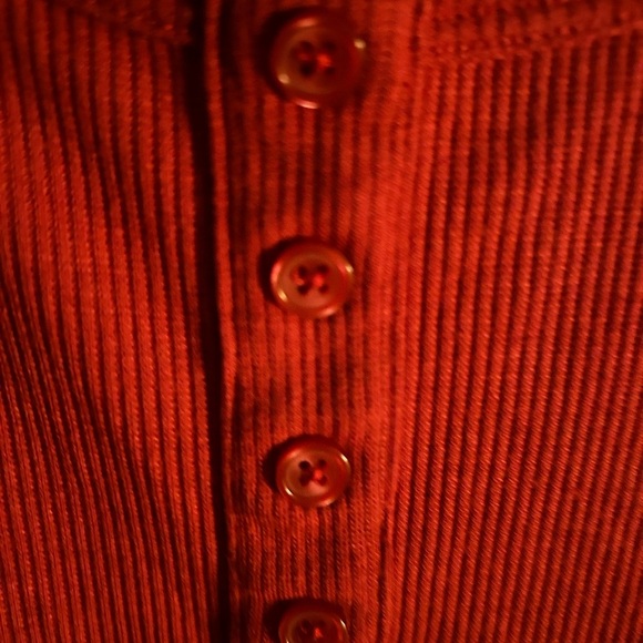 2 -In Every Story 2x tops sleeveless with buttons and bell like sleeves on it - Picture 9 of 14